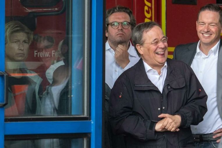 L'erede della Merkel si scusa dopo aver riso mentre visitava la zona alluvionale