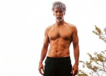 L'impressionante forza di Milind Soman nel nuovo video a torso nudo ti impressionerà