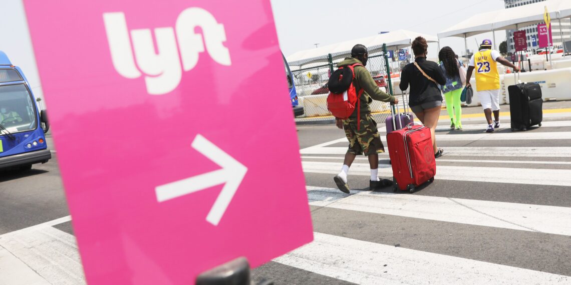 Lyft riporta le corse condivise ma richiederà a tutti di indossare maschere