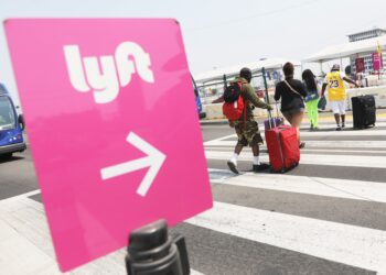 Lyft riporta le corse condivise ma richiederà a tutti di indossare maschere
