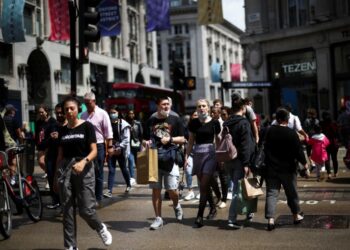 Niente maschere, niente distanza sociale quando l'Inghilterra solleverà le restrizioni Covid-19 il 19 luglio
