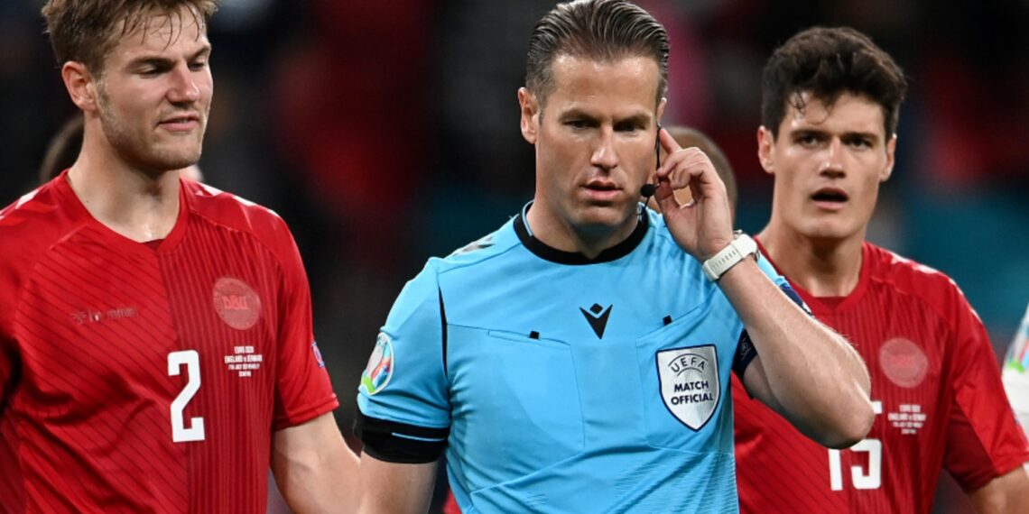 Polemica sui rigori in Inghilterra: Sterling si tuffa? Perché nessun VAR? Puntatore laser a Schmeichel?