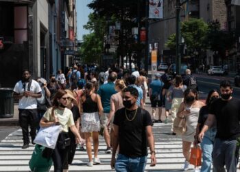 Preoccupati per la variante Delta Covid-19, i funzionari dell'OMS raccomandano che le persone vaccinate continuino a indossare maschere