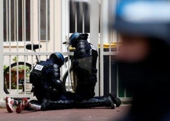 Proteste in Francia contro il "pass sanitario" di Covid-19 per entrare nei ristoranti, nei cinema