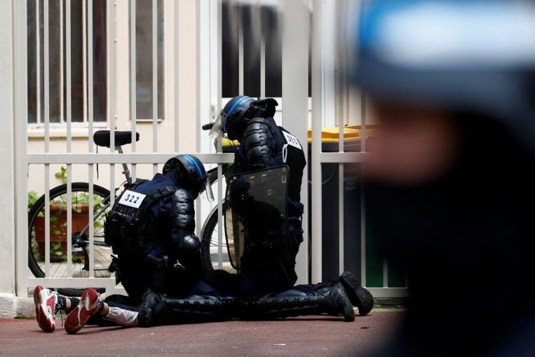 Proteste in Francia contro il "pass sanitario" di Covid-19 per entrare nei ristoranti, nei cinema