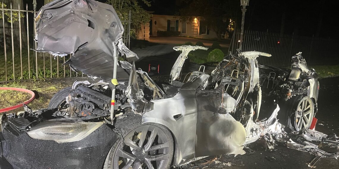Tesla Model S Plaid ha preso fuoco mentre l'autista era al volante, afferma il capo dei vigili del fuoco