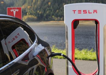 Tesla apre servizi di sovralimentazione ai marchi automobilistici rivali in Norvegia, senza piani di espansione australiani