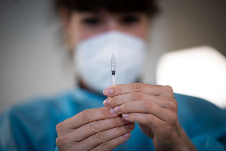 Tre dosi meglio di due? Dibattito sulla terza iniezione di vaccino contro il coronavirus