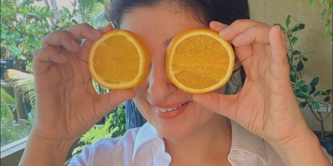 Twinkle Khanna mangia la buccia d'arancia per raccogliere i benefici per la salute degli agrumi