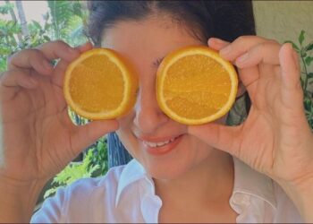 Twinkle Khanna mangia la buccia d'arancia per raccogliere i benefici per la salute degli agrumi