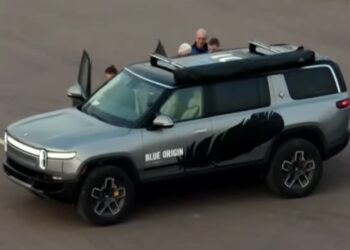 Veicoli elettrici Rivian R1T e R1S durante il lancio nello spazio di Blue Origin