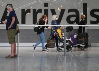 Viaggiatori vaccinati che arrivano nel Regno Unito da paesi con "lista ambra" per evitare la quarantena Covid-19: media