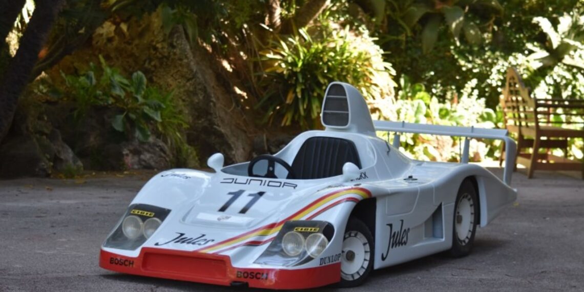Vivi il tuo sogno giovanile di Le Mans con una Porsche 936 da corsa a metà scala