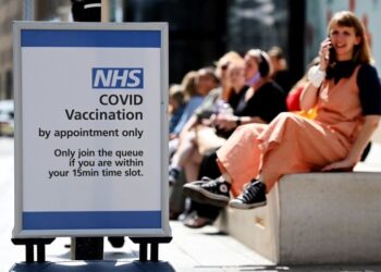 Adulti completamente vaccinati nel Regno Unito per evitare l'autoisolamento da Covid-19 a partire da lunedì