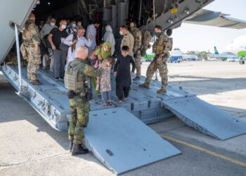 Afgani evacuati in Germania descrivono scene orribili all'aeroporto di Kabul