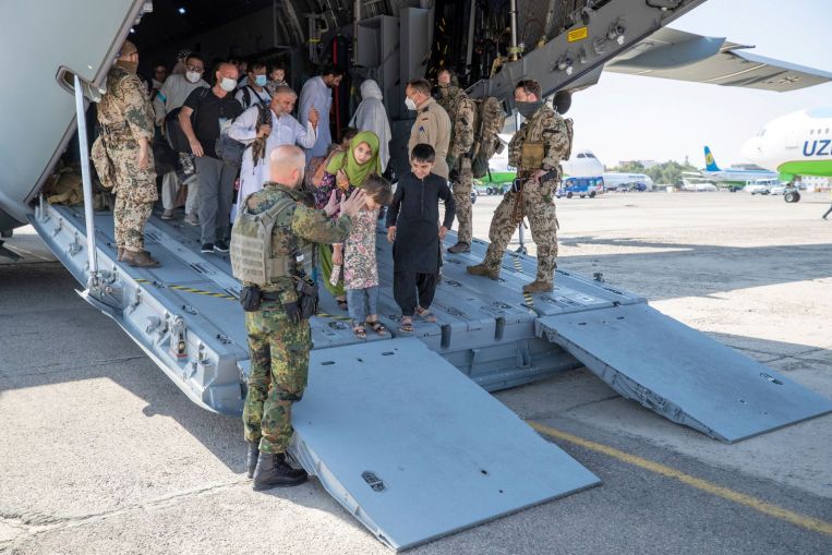 Afgani evacuati in Germania descrivono scene orribili all'aeroporto di Kabul