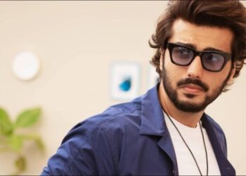 Arjun Kapoor sfoggia un corpo muscoloso mentre corre a torso nudo su un tapis roulant