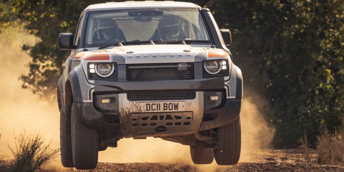 Bowler Defender Challenge: svelata la Land Rover Defender dell'auto da corsa fuoristrada