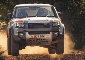 Bowler Defender Challenge: svelata la Land Rover Defender dell'auto da corsa fuoristrada