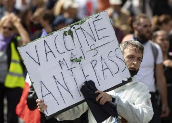 Covid-19 centri francesi colpiti da atti vandalici anti-vaccinazione