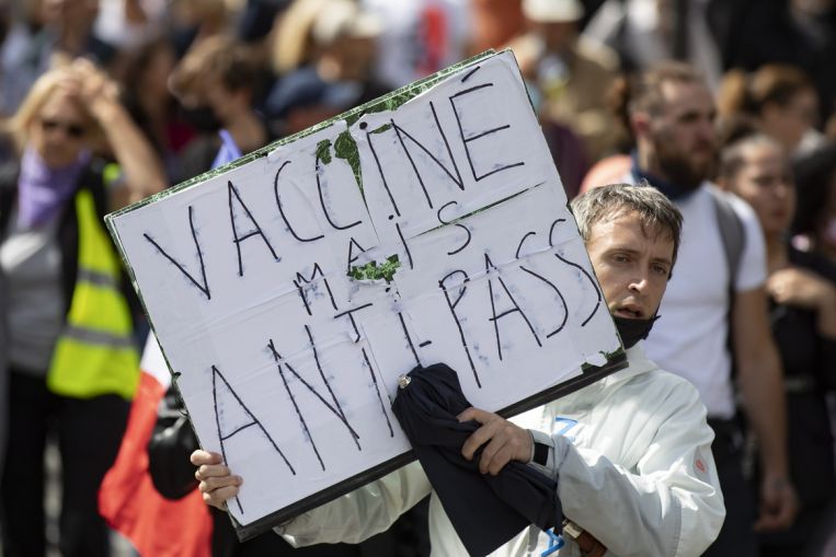 Covid-19 centri francesi colpiti da atti vandalici anti-vaccinazione