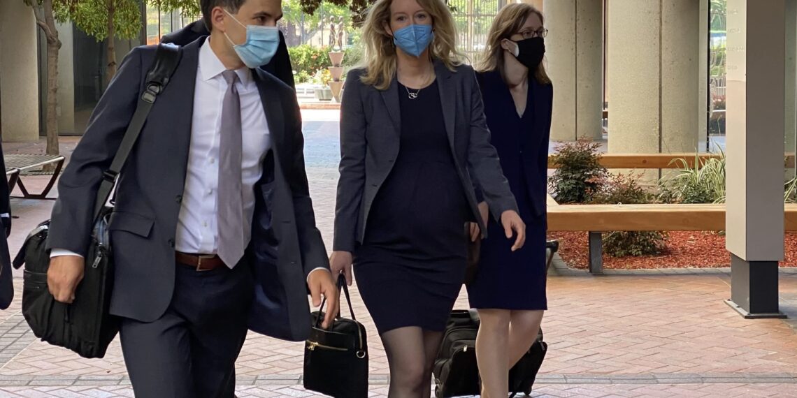 Elizabeth Holmes partorisce mentre si avvicina il processo per frode a Theranos