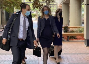 Elizabeth Holmes partorisce mentre si avvicina il processo per frode a Theranos