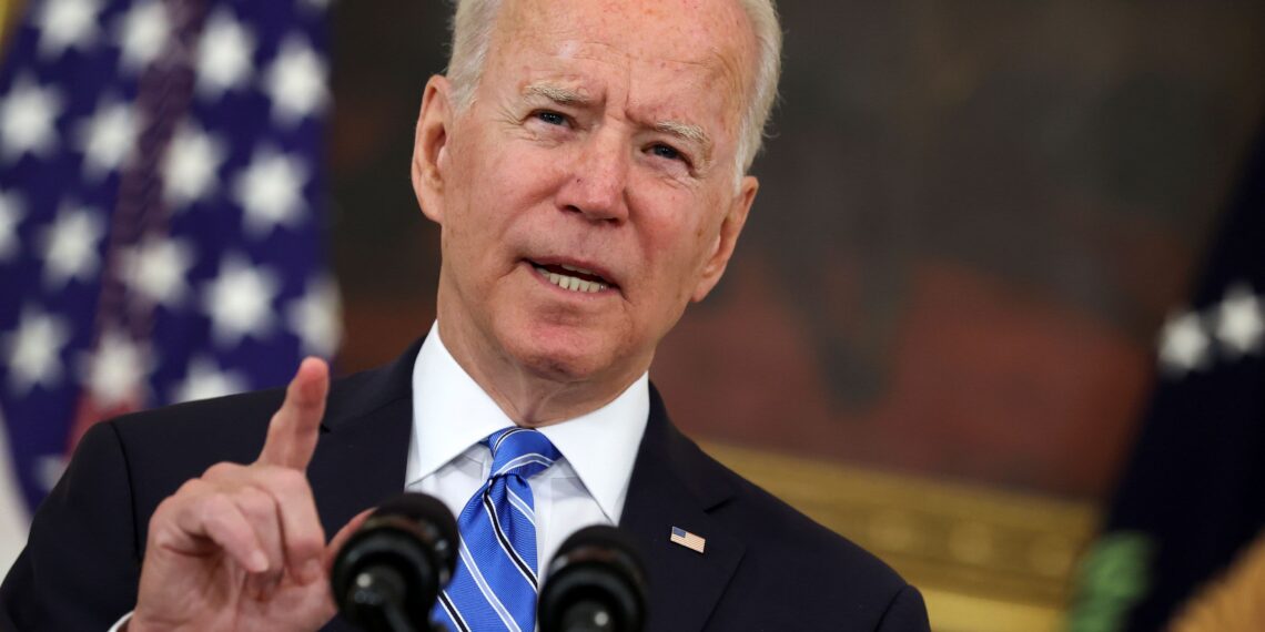 "Facebook non sta uccidendo le persone" - Biden sostiene l'attacco alle bugie sui vaccini