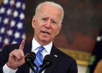 "Facebook non sta uccidendo le persone" - Biden sostiene l'attacco alle bugie sui vaccini