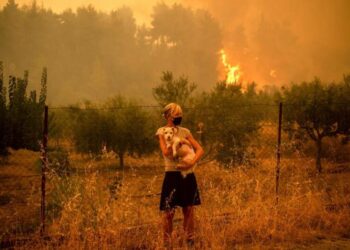 Gli abitanti dei villaggi greci "abbandonati" fuggono con riluttanza dagli incendi