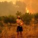 Gli abitanti dei villaggi greci "abbandonati" fuggono con riluttanza dagli incendi