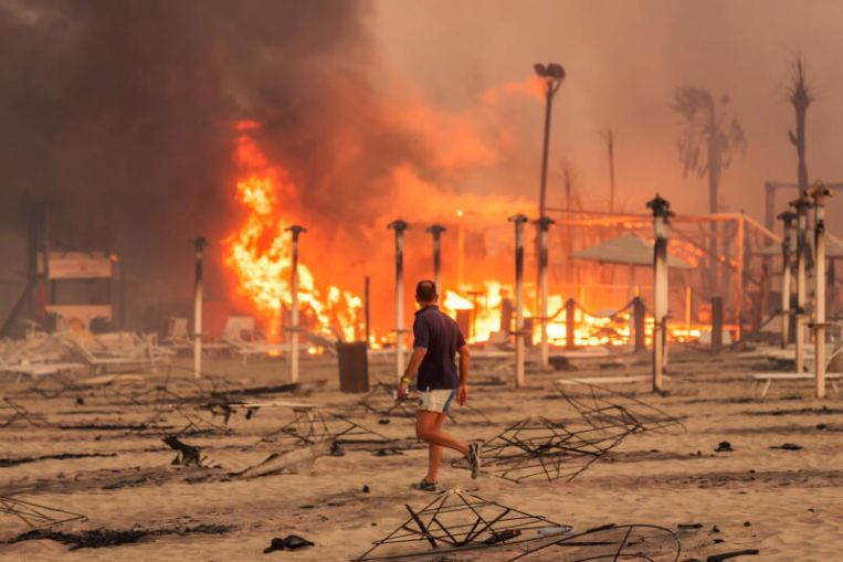 Gli incendi boschivi in ​​Italia continuano dopo un caldo record di 48,8 gradi Celsius