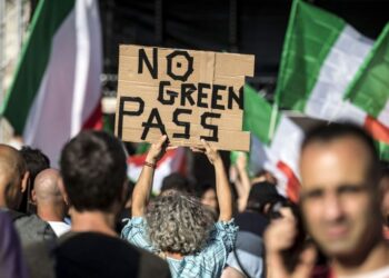 Gli italiani protestano contro il nuovo pass Covid-19