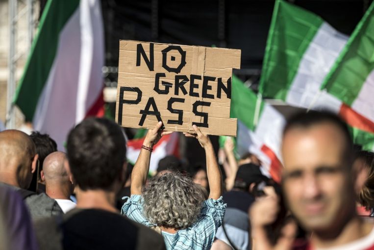 Gli italiani protestano contro il nuovo pass Covid-19