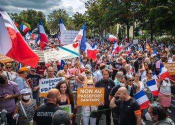 I manifestanti in Francia protestano per il passaggio al sesto fine settimana di Covid-19
