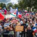 I manifestanti in Francia protestano per il passaggio al sesto fine settimana di Covid-19