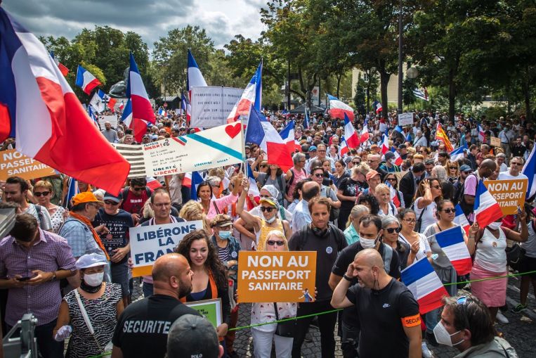 I manifestanti in Francia protestano per il passaggio al sesto fine settimana di Covid-19