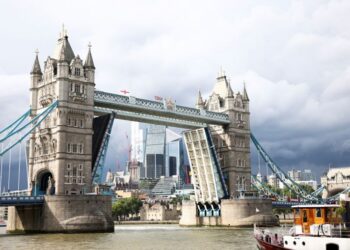 Il London Tower Bridge riapre al traffico dopo essere rimasto bloccato