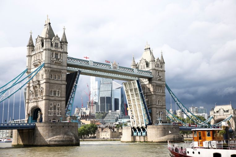 Il London Tower Bridge riapre al traffico dopo essere rimasto bloccato