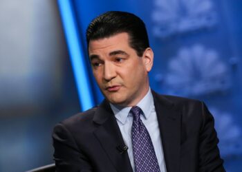 Il dott. Scott Gottlieb sollecita le piattaforme di social media per frenare la disinformazione sul vaccino contro il Covid