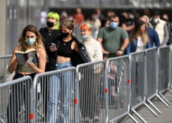 Il lancio di massa di vaccini booster Covid-19 per tutti gli over 50 può essere presentato in Gran Bretagna