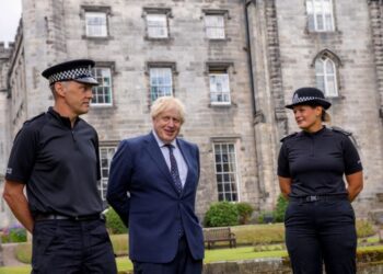 Il primo ministro britannico Boris Johnson non metterà in quarantena, afferma l'ufficio, dopo che un aiutante è risultato positivo al Covid-19