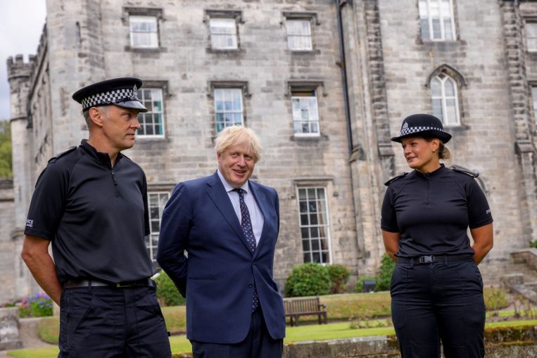 Il primo ministro britannico Boris Johnson non metterà in quarantena, afferma l'ufficio, dopo che un aiutante è risultato positivo al Covid-19