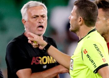 José Mourinho ha ricevuto un cartellino rosso dopo aver invaso il campo nell'amichevole della Roma contro il Real Betis