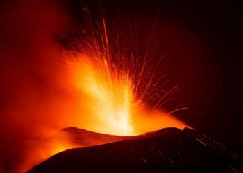 L'Etna in Sicilia più alto che mai dopo sei mesi di attività