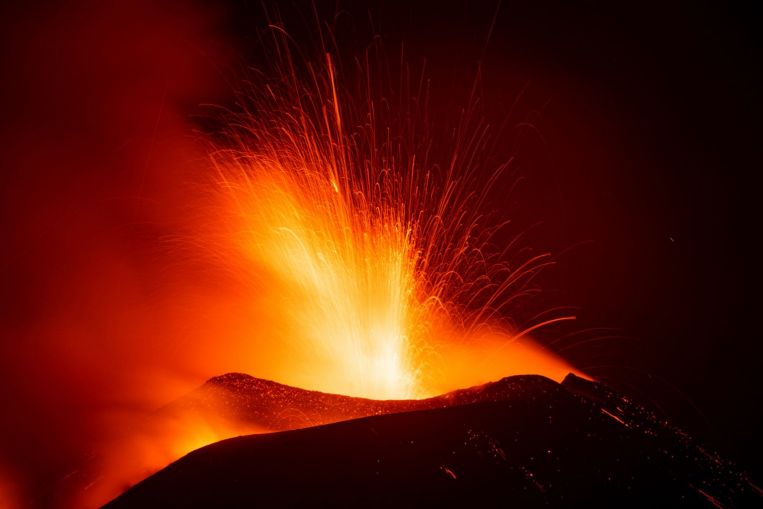 L'Etna in Sicilia più alto che mai dopo sei mesi di attività