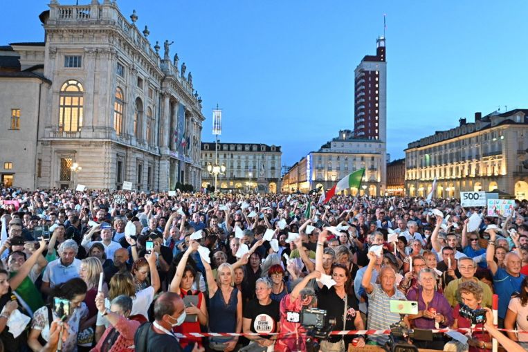 L'Italia stringe le viti dei non vaccinati mentre aumentano i casi di Covid-19