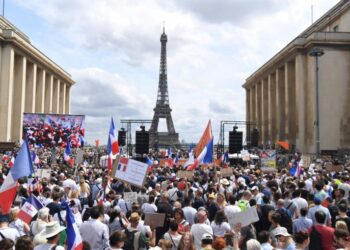 La Francia introdurrà il pass Covid-19 per caffè e treni dal 9 agosto
