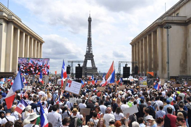 La Francia introdurrà il pass Covid-19 per caffè e treni dal 9 agosto