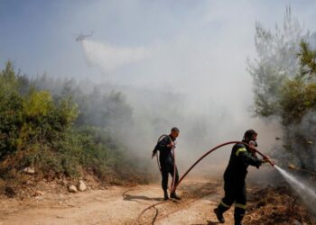 La Grecia combatte gli incendi boschivi per il terzo giorno, salvo il sito di antiche Olimpiadi